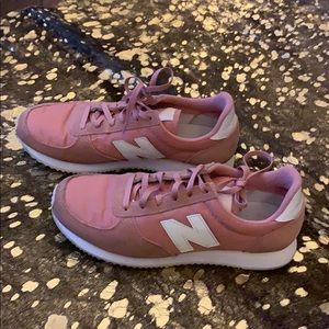 Women’s ballet pink New Balance Sneaker